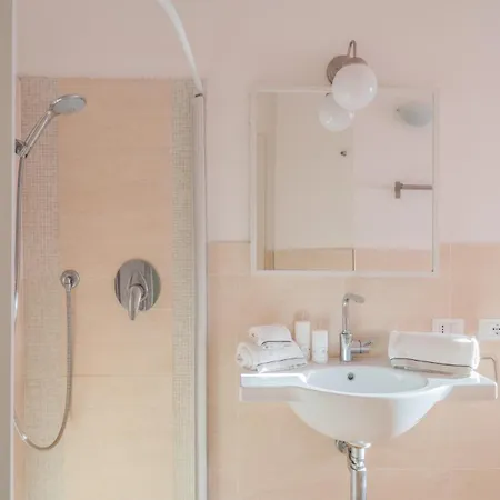 Chic Ea Bianca 1 Bed Sleeps 4 דירה