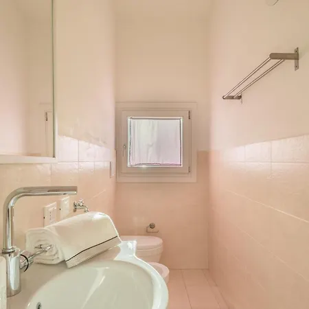 Chic Ea Bianca 1 Bed Sleeps 4 *