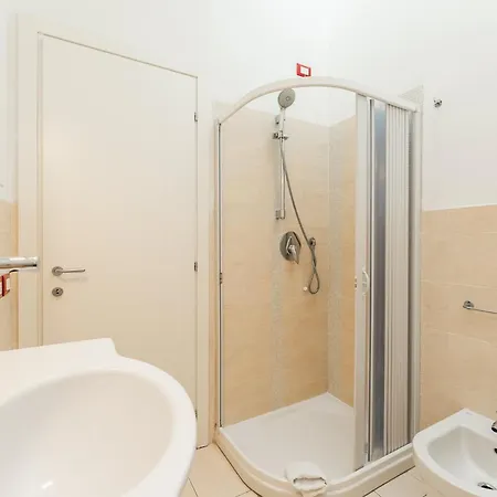 Chic Ea Bianca 1 Bed Sleeps 4 *