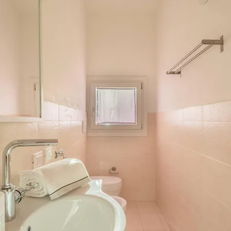 Chic Ea Bianca 1 Bed Sleeps 4